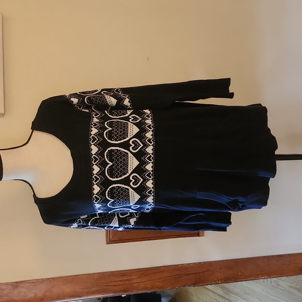 Torrid Black and White Heart Sweater Size 1 (16/18)